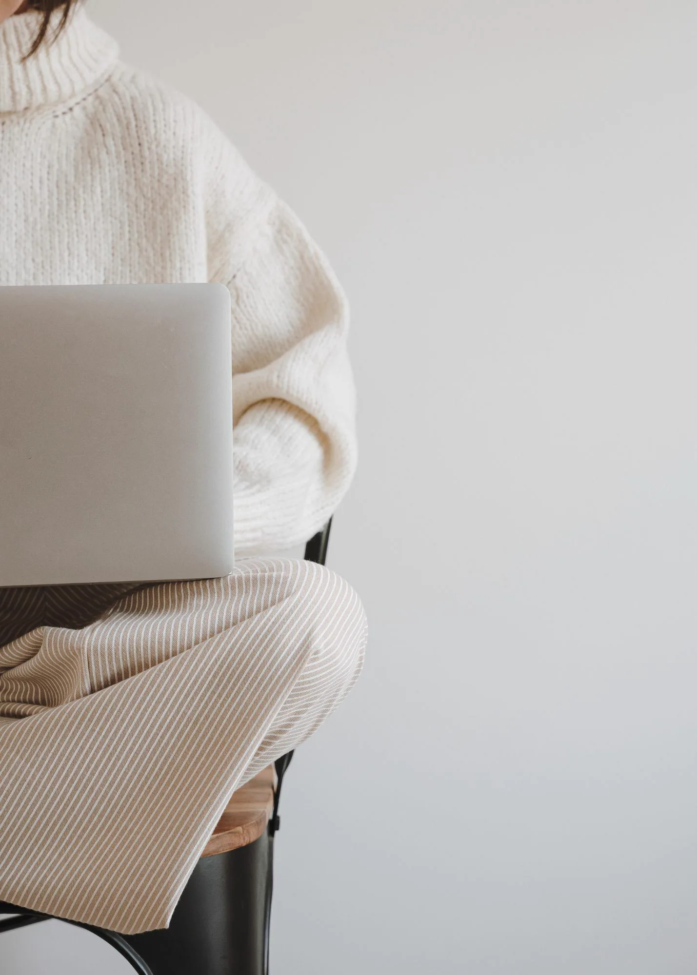 Amelle, assistante freelance, à son bureau
